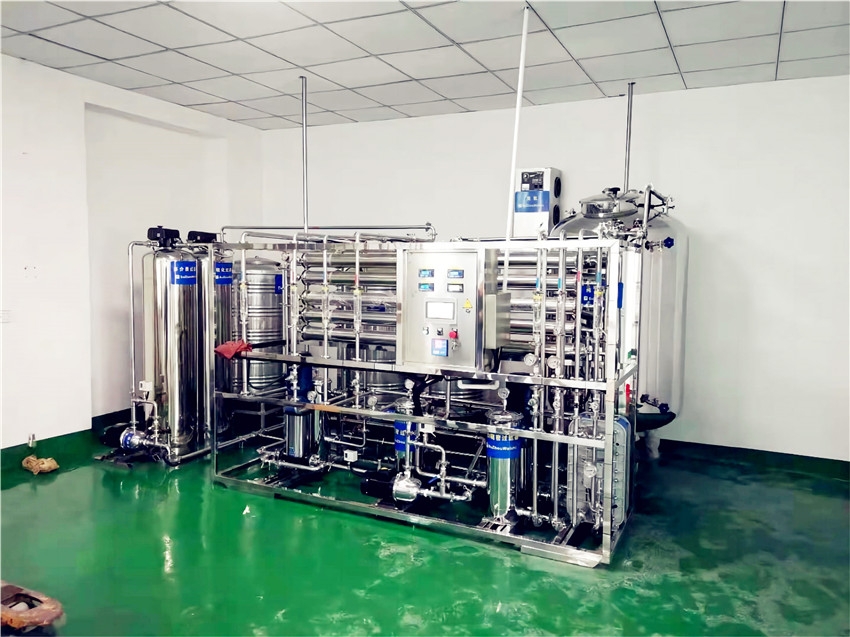 纯化水的制备过程中，哪些环节需要特别注意防止微生物污染？